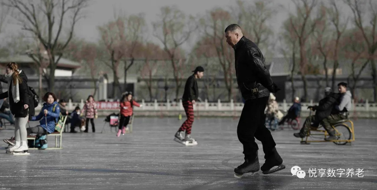 再等一等 讓我們?cè)谖磥?lái)變老(圖2)